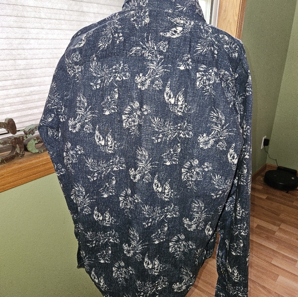Hollister large button down long sleeve shirt. - Picture 3 of 10